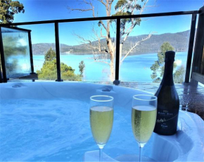 The Beach House- private jacuzzi and wood fire!, Dover
